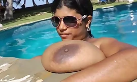 BBW de pele escura chamada Krissy se masturba perto da piscina