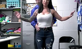 Tatuoitu MILf-varas Lily Outing on poliisin ammattilainen joka kerta kun hän varastaa myymälää, ja se on aivan vitun paska perse.