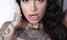 Tetovirana ljepotica Leigh Raven koristi svoj napadni jezik kako bi oborila nečije noge Michael Vegas chocolate hole