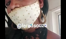 Crossdresser indiana vagabunda Lara D'Souza em saree taciturno de lycra