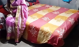 Desi Indiase roze Saree nauwelijks en gapende kloofneuk (officiële video Wits Localsex31)