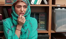 Юная воровка в хиджабе вынуждена подчиниться полицейскому торгового центра