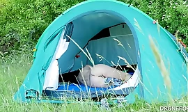 Người theo chủ nghĩa khỏa thân MILF Alžběta trong lều áp dụng bóng loáng
