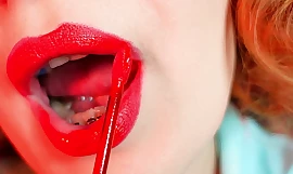 Vidéo ASMR - Processus de rouge à lèvres - MILF avec appareil dentaire