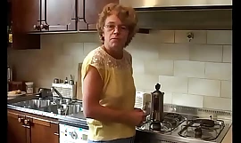 Уродливая бабушка трахается в задницу