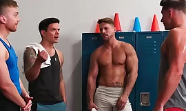 Un mec gay donne un massage au travail