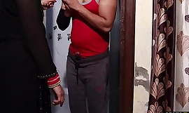 Tesão Punjabi Bhabhi pegou Bihari em seu banheiro fazendo masturbação e o puniu chupando buceta