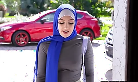 HijabHookup Gonzo blear - Teen đại học Ả Rập mông back Violet Gems không thích Mardi Gras chút nào