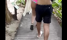 Latin chick Big Ass Lucia promenader på stranden i Thailand Sexig enorm röv - del 2