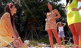 Partytjejer utomhus utan trosor och med underkläder i minikjol och kort solklänning Prova på med Twister Game Play