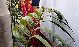Huis Tuin Clining Time Seks Een Bengaalse vrouw met Saree in de buitenlucht (officiële video entry-way Localsex31)
